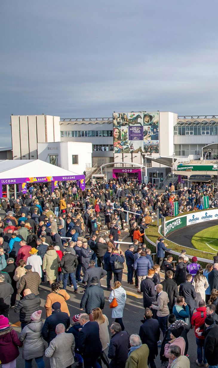The crowds at a racecourse